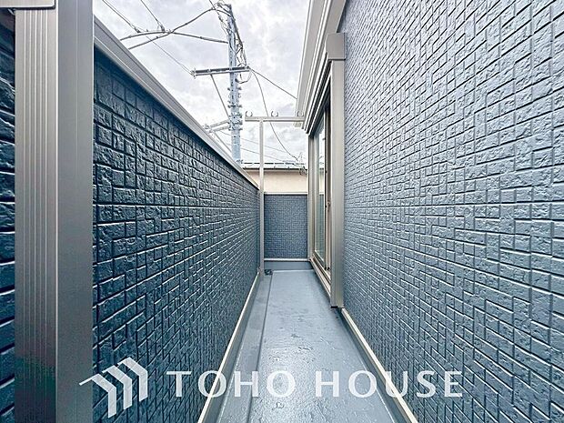 頬をなでる優しい風を感じることが出来るバルコニー。つい深呼吸をしたくなる気持ちの良い眺望です。