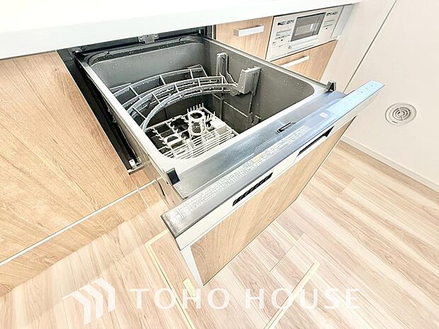 「ビルトインタイプ食器洗乾燥機」食器洗いの手間・時間が軽減できるアイテム。高温水や高圧水流を使うことにより効率よく食器洗浄できます。殺菌効果も高いので哺乳瓶などを使う家庭でも大変便利です。