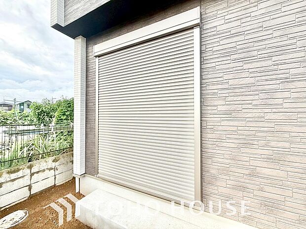 台風などの激しい雨風からお家を守るのはもちろん、空き巣対策などの防犯抑止や防音にも効果を発揮します。