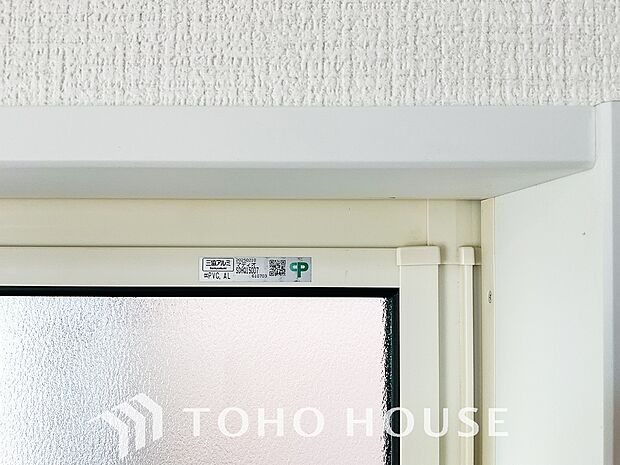 二層のガラスの間に空気層や特殊ガス層を作ることで断熱性能や結露防止効果を高めたサッシを装備してます。