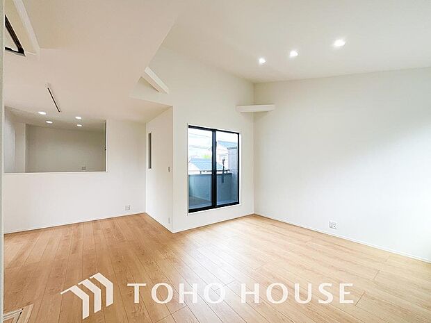 リビングも広く設け、訪れる人々を暖かく迎えてくれます。