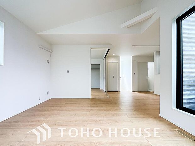 作り手の「気持ちの良いリビングでお過ごししていただきたい」という思いを感じさせます。