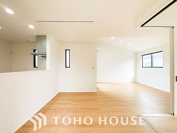 光が注がれる青い空から鮮やかに赤色にゆっくりと染まる。そんな優しい時間がここでは流れてゆく。