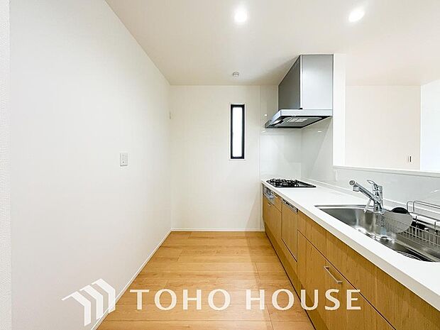 夫婦そろってキッチンに立っても調理がしやすく余裕の広さ。家事をしながら会話も弾みます。