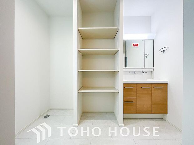 身だしなみのチェックがしやすい大きな鏡、下には収納がたっぷり。スッキリとした空間を演出いたします。