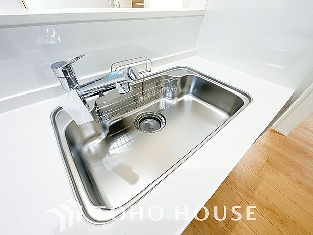 ワンタッチで浄水と原水を切り替えできる浄水器一体型水栓は水道水に含まれる有害物質を除去してくれます。