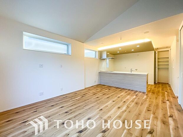 リビングも広く設け、訪れる人々を暖かく迎えてくれます。