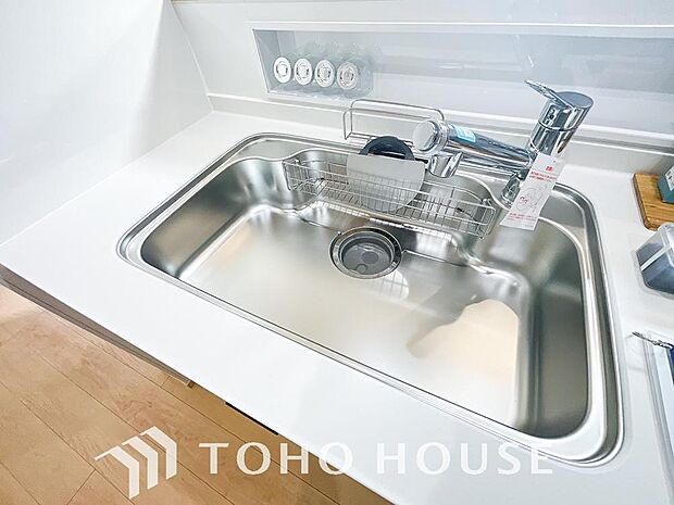 ワンタッチで浄水と原水を切り替えできる浄水器一体型水栓は水道水に含まれる有害物質を除去してくれます。