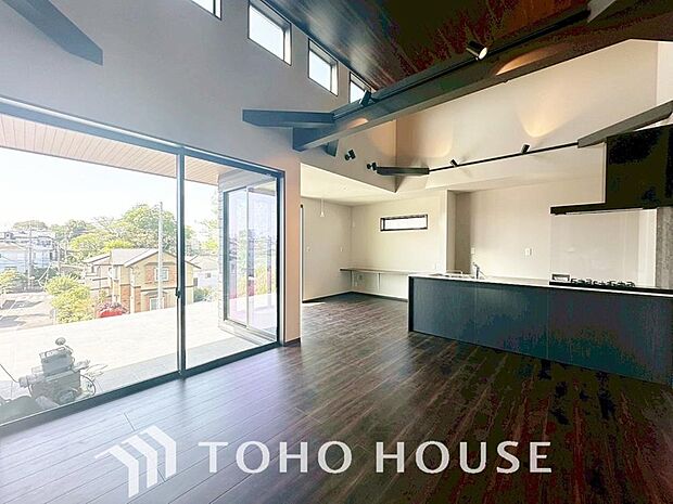 広いLDKでは家族が集まり一緒の時間を過ごせる工夫がされております。