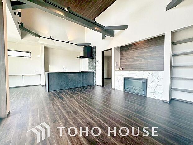 一日の中で多くの時間を過すことになるリビング。爽やかな通風と採光を存分に感じる事が出来る空間です。