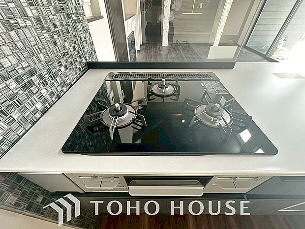 昨今主流のスリムタイプのレンジフード。スタイリッシュな見た目からインテリアとしても人気がある型です。