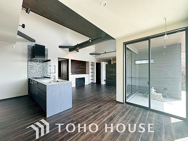 美しく使いやすいキッチン空間。優しい温もりを醸し出すキッチンは料理の為の配慮を随所に注ぎました。