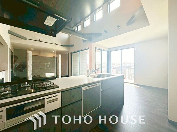 大型の冷蔵庫やレンジボードもしっかり置ける広々としたキッチンスペース。