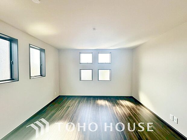 白を基調とした室内は、明るい住空間を造り出すだけでなく、清潔感をもたらしてくれます。