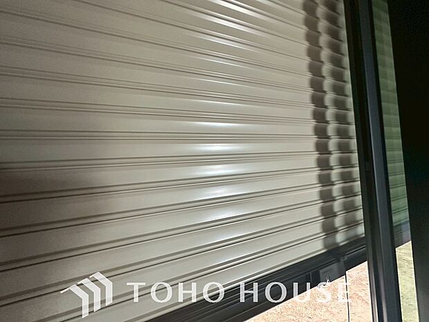 戸建にも防犯機能のシャッターを完備しております。寒い冬でも中から開閉が可能ですのでラクラクな所も便利です。