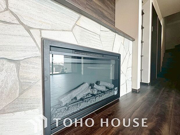 ビルトイン電気暖炉は、設置が簡単で安全、火事の心配もなく、暖かさと雰囲気を手軽に楽しめます。