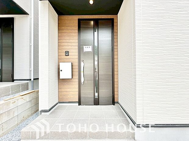 毎日みんなを見送り、そして迎え入れる場所だから。帰りたくなる家をテーマに設計した、自慢の玄関です。