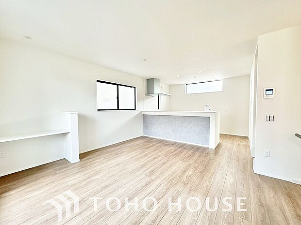 光と風があふれる開放的なリビングダイニングには自然と家族みんなが集まってきます。