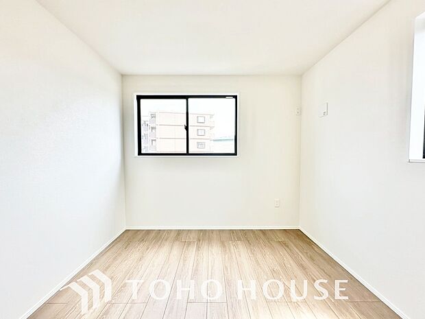 清潔感あるホワイトの壁紙。毎日の生活を少しでも快適に過ごして頂ける様、飽きのこない雰囲気が大切です。