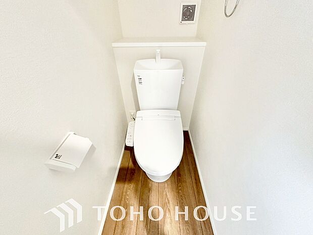 白で統一された清潔感のあるトイレ。もちろん温水洗浄機能付きです。