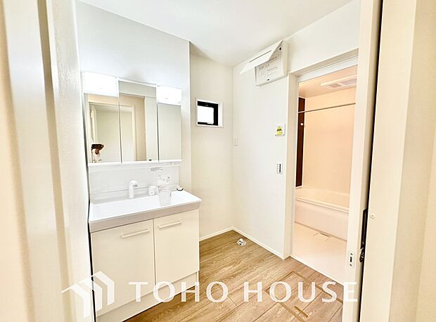 平日の朝であっても、落ち着きとくつろぎを感じられる空間。気持ちよく身だしなみを整えられます。