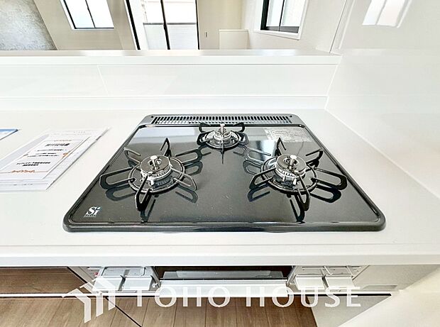 3口コンロは一度に複数のお料理を作ることができるメリットがあります。毎日のキッチンタイムを効率よく。