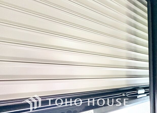 防犯機能のシャッターを完備しております。寒い冬でも中から開閉が可能ですのでラクラク便利。