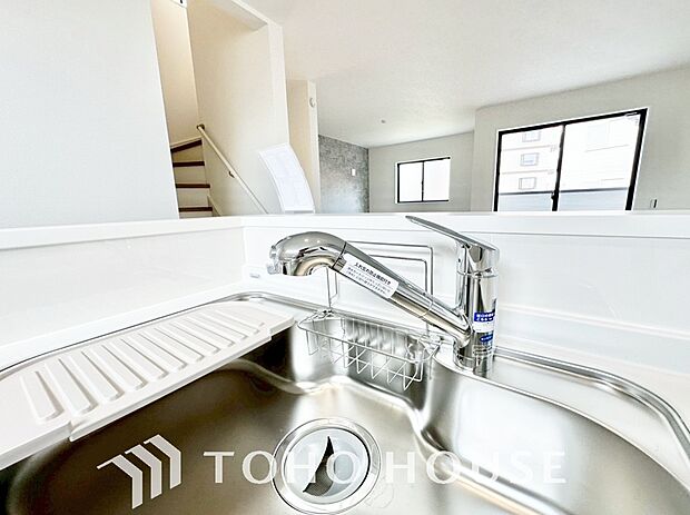 浄水器ボタンひとつで浄水と原水に切り替えられる浄水器一体型水栓を使用。