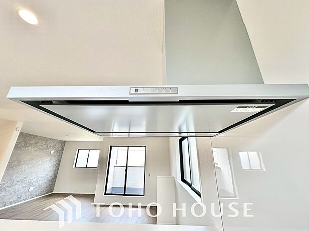 見た目すっきりのスリムタイプのレンジフード。掃除のし易さも◎です。