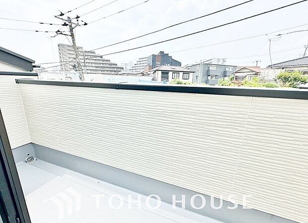 暖かい陽ざしが差込むバルコニーは、晴れた日には、洗濯物が良く乾きます。また、風通しも良好です。