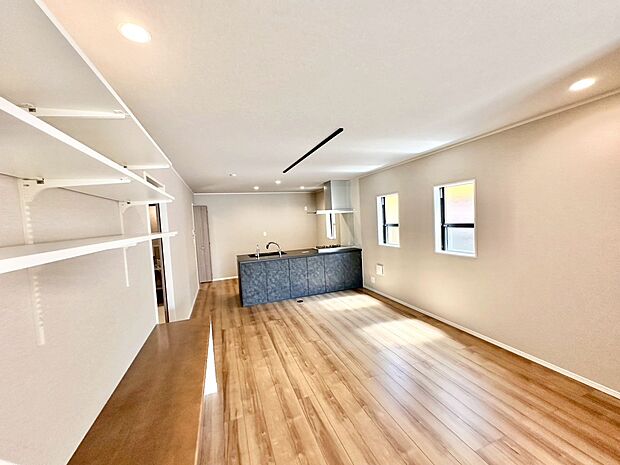 忙しい朝でも、しっかり家族が揃って食事をして頂けるゆとりある大きさのダイニングスペース。