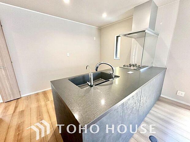 キッチンの収納は、デッドスペースになりやすい箇所を有効活用できる、スライド式収納を採用しました。