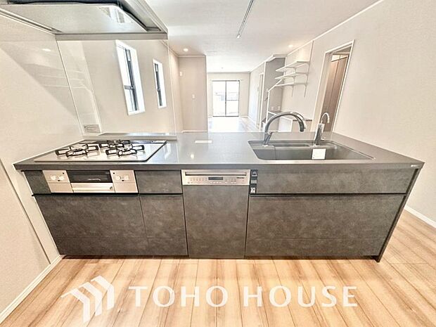 夫婦そろってキッチンに立っても調理がしやすく余裕の広さ。家事をしながら会話も弾みます。