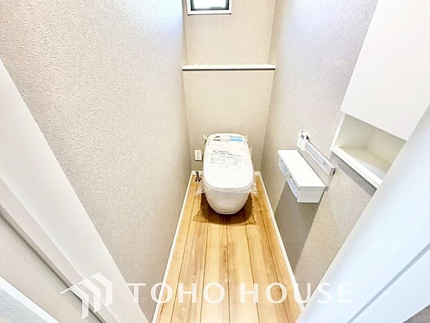 十分な広さと清潔感のあるカラーで纏まったおトイレ。時間に余裕とゆとりを持たせます。