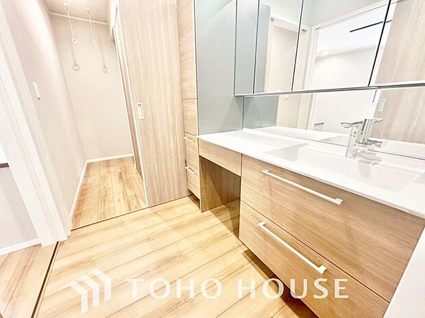 手で洗いたい大切な服など、広く使えると助かる洗面台は汚れの付きにくい形状と素材で造られております。