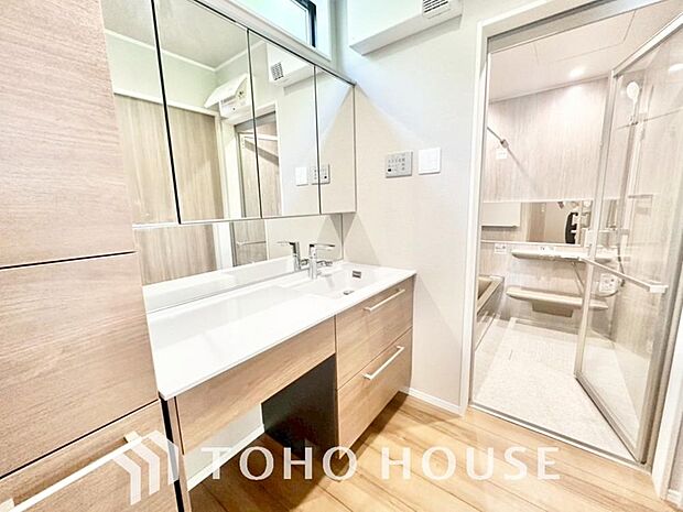 平日の朝であっても、落ち着きとくつろぎを感じられる空間。気持ちよく身だしなみを整えられます。