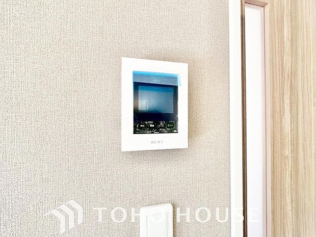 誰が来てもわかる様にモニター付きインターホンを設置。家事導線を考慮した個所に設置し、防犯性と利便性に優れ快適と安らぎを合わせた優しい設計。