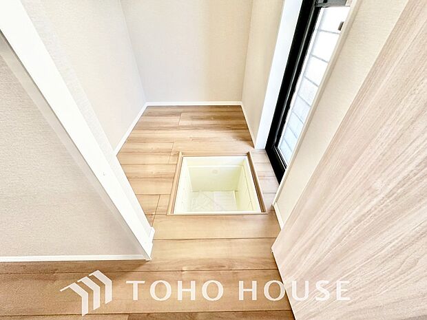 スペースを上手く活用した床下収納はあると何かと便利。食料のストック品はもちろん、掃除用具など・・・