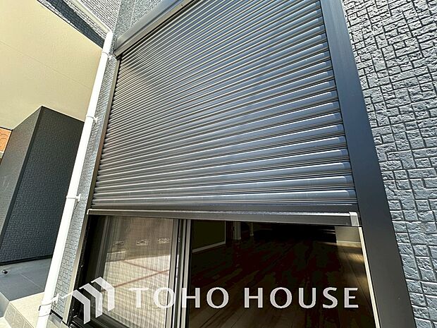 戸建にも防犯機能のシャッターを完備しております。寒い冬でも中から開閉が可能ですのでラクラクな所も便利です。