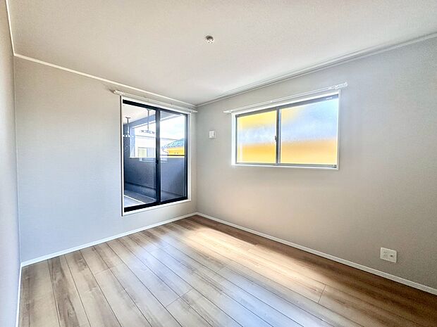 清潔感あるホワイトの壁紙と温もり溢れるカラーの床材が見事に調和した本邸宅。