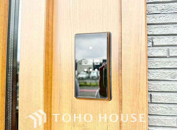 玄関には防犯性の高い顔認証システムを採用。