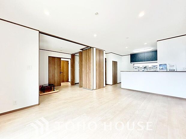 光が注がれる青い空から鮮やかに赤色にゆっくりと染まる。そんな優しい時間がここでは流れてゆく。