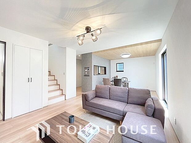 光が注がれる青い空から鮮やかに赤色にゆっくりと染まる。そんな優しい時間がここでは流れてゆく。