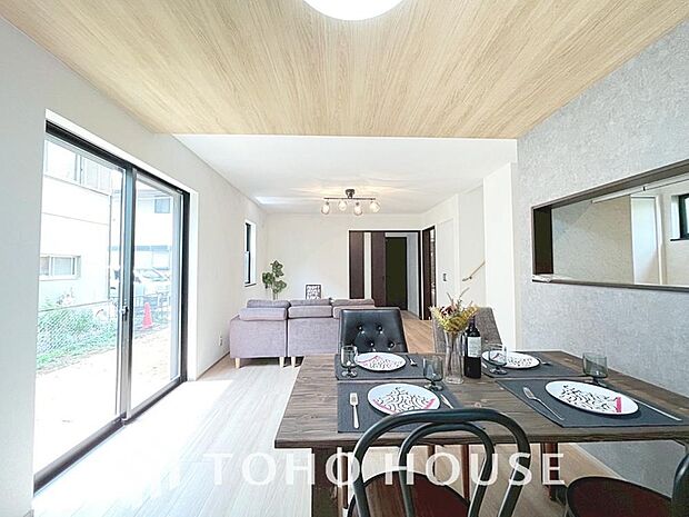 作り手の「気持ちの良いリビングでお過ごししていただきたい」という思いを感じさせます。