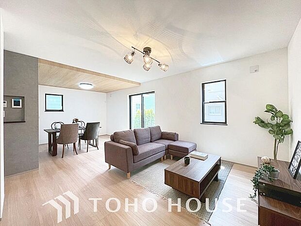 リビングも広く設け、訪れる人々を暖かく迎えてくれます。