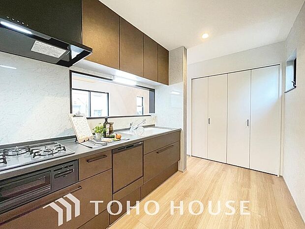 キッチンの収納は、デッドスペースになりやすい箇所を有効活用できる、スライド式収納を採用しました。