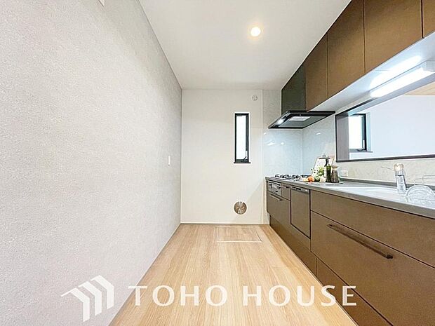 ご家族みんなで調理ができる位のスペースを実現したキッチン空間となっております。