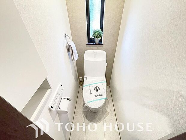 十分な広さと清潔感のあるカラーで纏まったおトイレ。時間に余裕とゆとりを持たせます。