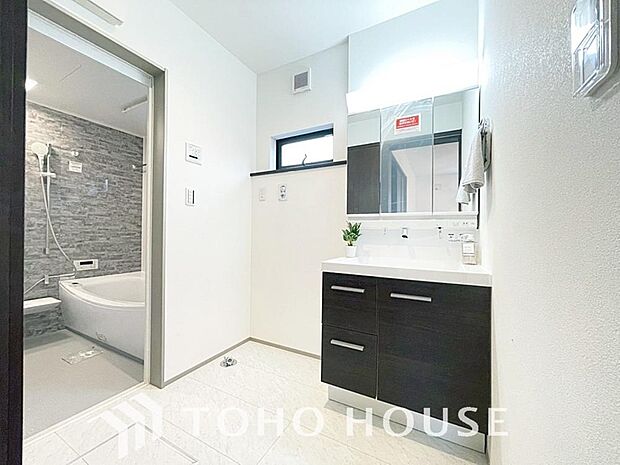 お家の中でも特にプライベートスペースとなる洗面所は、洗濯場所と浴室を同じ空間でまとめております。