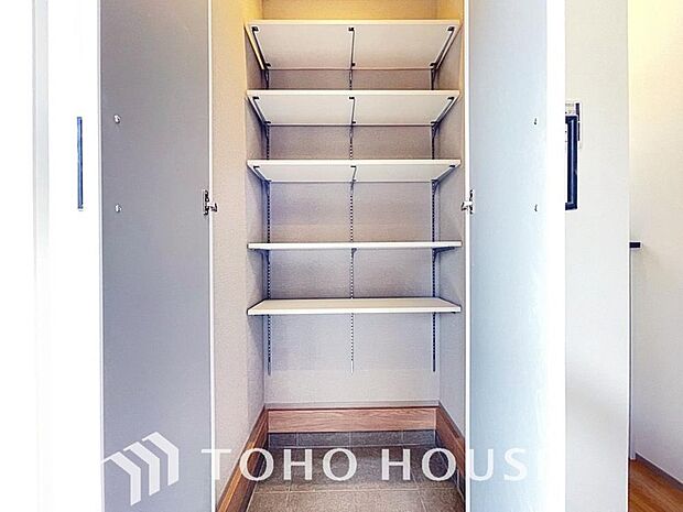 土足のまま入れるの玄関収納。ゴルフバックや部活&スポーツ用品、日常使いの傘なども収納できて便利です。
